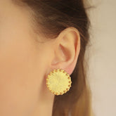 Aretes de medallón con bolitas soldadas vista real